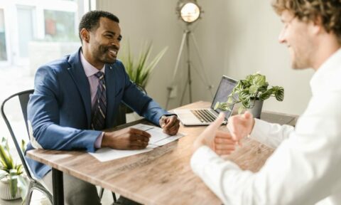 Agente De Seguros: Funciones, Competencias Y Formación